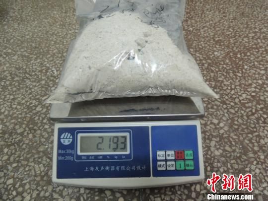 图为行李箱夹层藏毒 程宝玉 摄